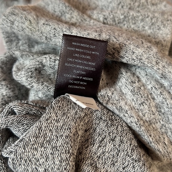 Simply Vera Vera Wang Womens Top Gray with White Pearls Size S Bell Slee… - Picture 12 of 12